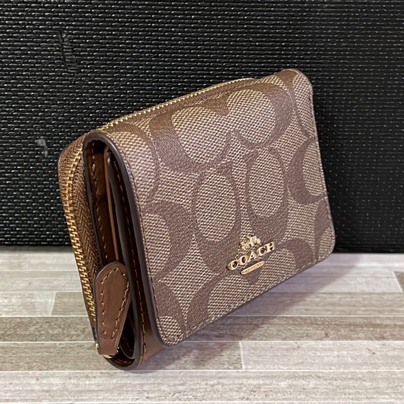 NWT Coach Small Trifold Wallet In Signature Canvas - Picture 2 of 6